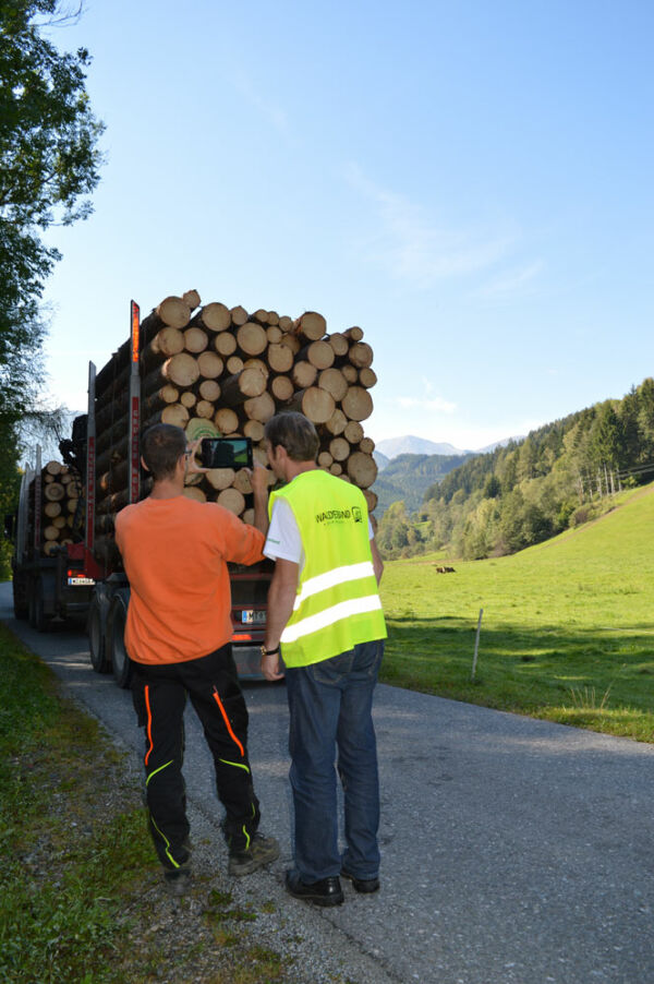 Das Holz ist fertig am LKW fertig verladen, mittels smarter Technik kann der Umfang der Lieferung berechnet werden.