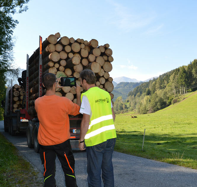 Das Holz ist fertig am LKW fertig verladen, mittels smarter Technik kann der Umfang der Lieferung berechnet werden.
