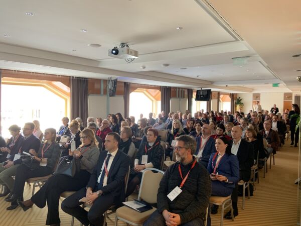 120 Teilnehmer folgten im März der Einladung zur Fachkonferenz , die der Holzcluster im März gemeinsam mit dem AußenwirtschaftsCenter Zagreb und dem österreichischen Ministerium für Nachhaltigkeit und Tourismus organisieren durften.