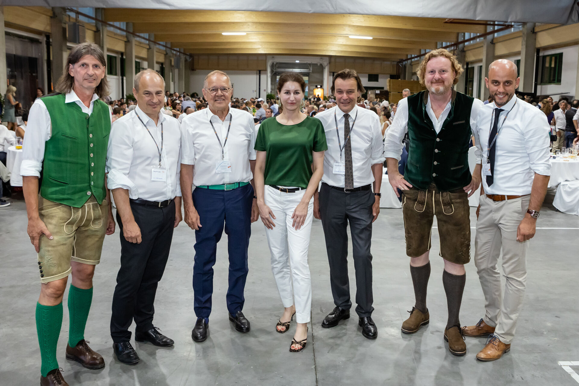 Die Ehrengäste der Jubiläumsfeier von Gaulhofer stehen im Halbkreis zusammen
