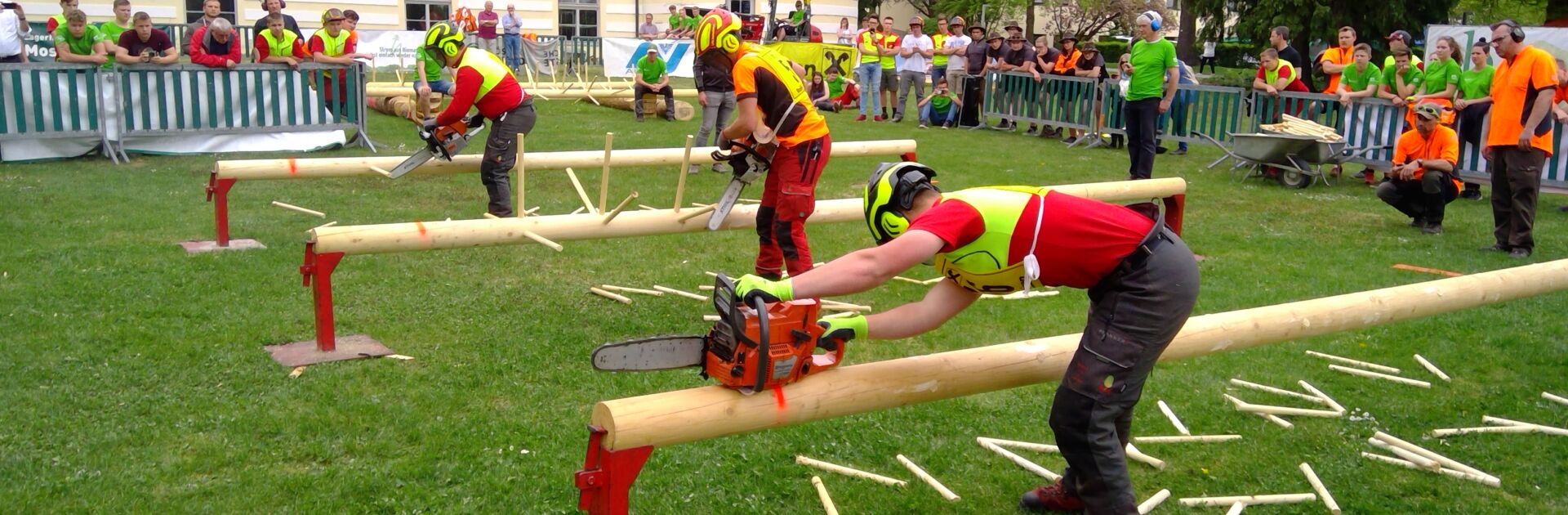 Schüler der HBLA Bruck/Mur duellieren sich bei den Waldsportwettbewerben 2019 beim Entasten.