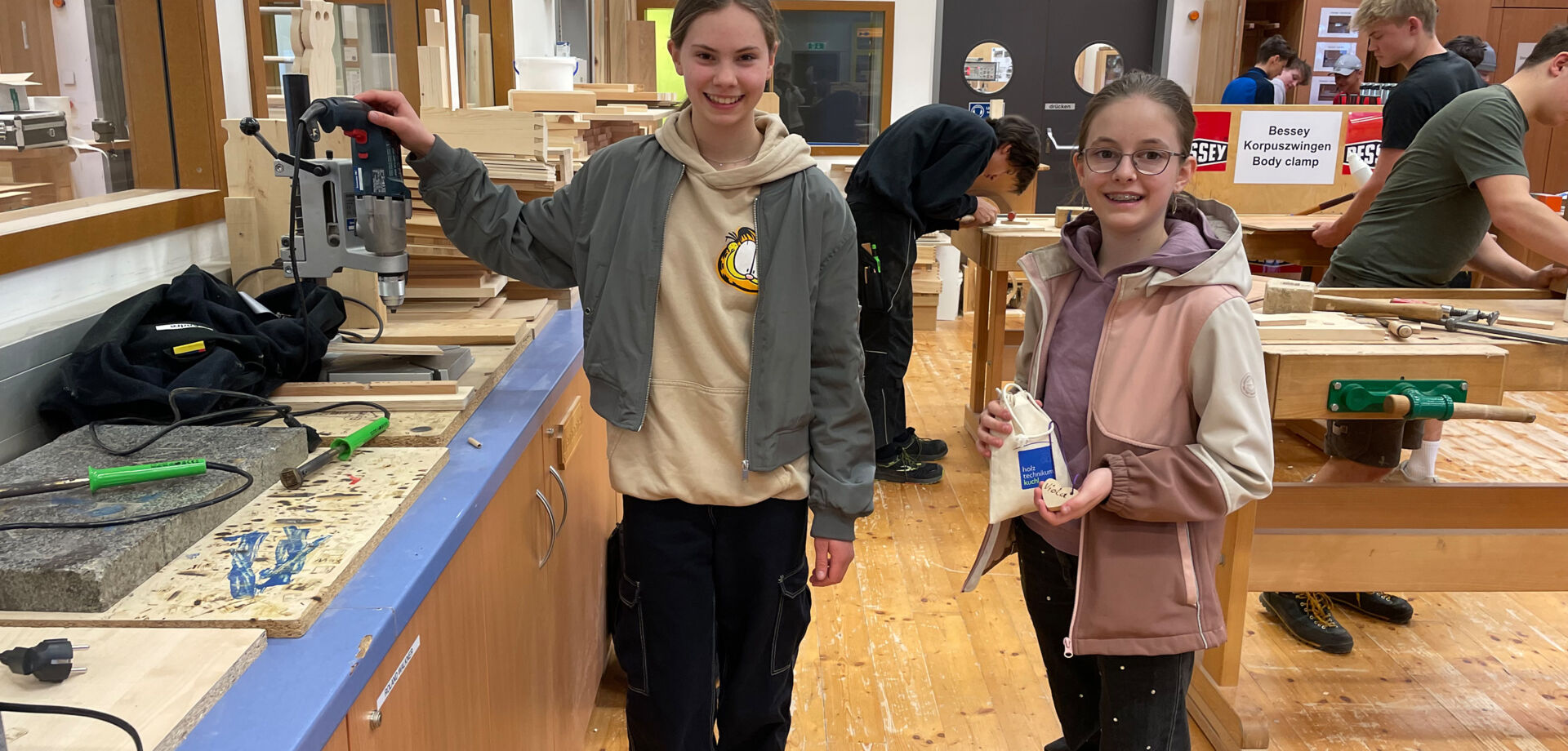 Arbeiten mit der Bohrmaschine anlässlich des Girls Days am Holztechnikum Kuchl
