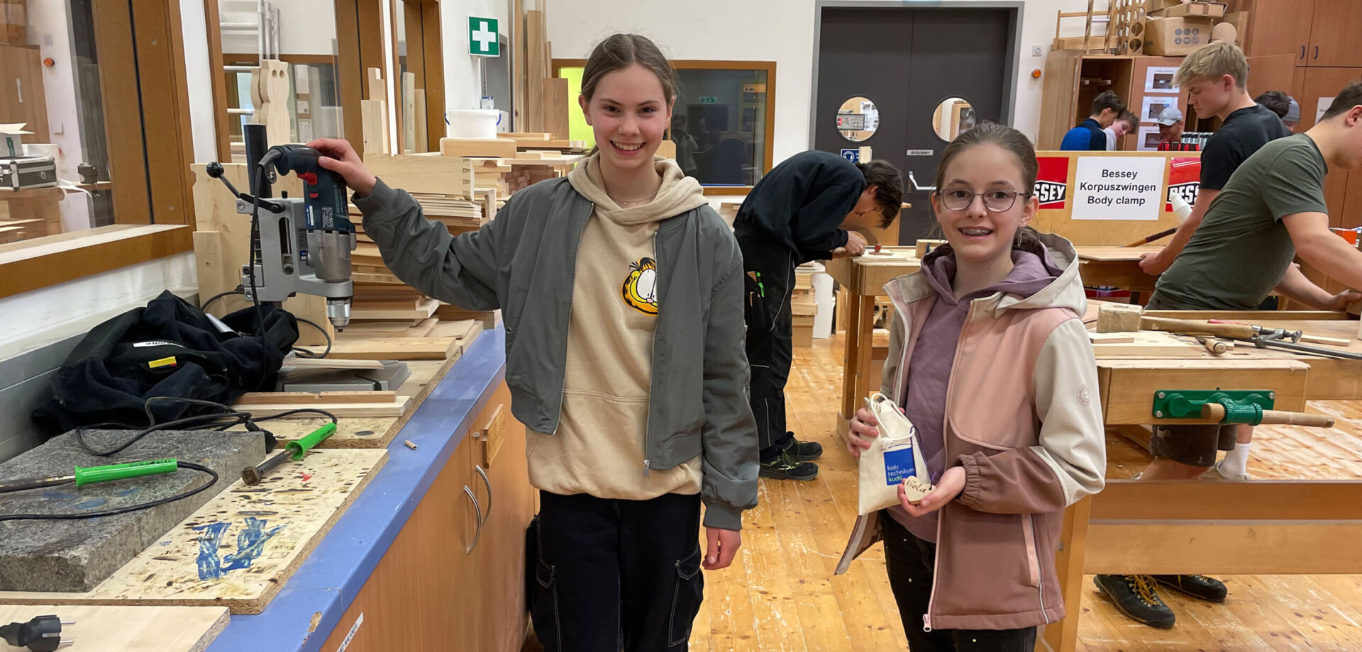 Arbeiten mit der Bohrmaschine anlässlich des Girls Days am Holztechnikum Kuchl