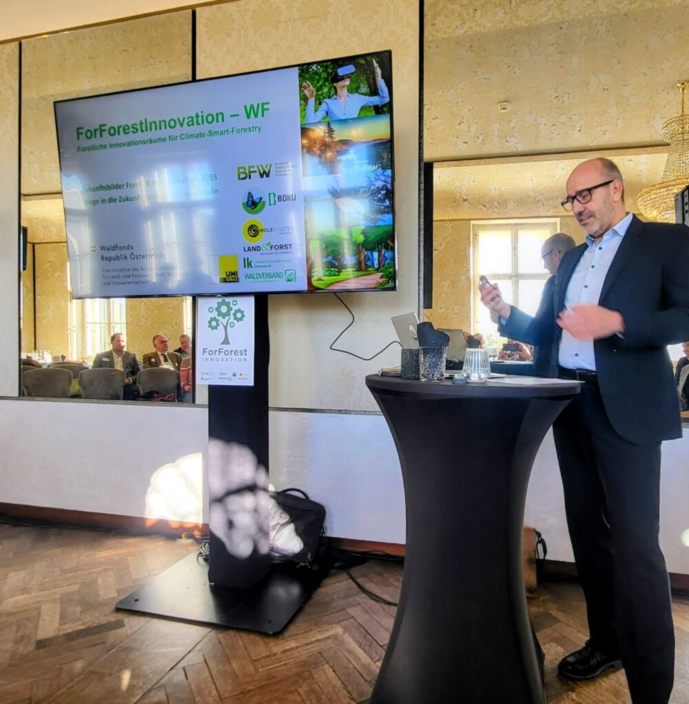 Sprecher hinter Stehtisch